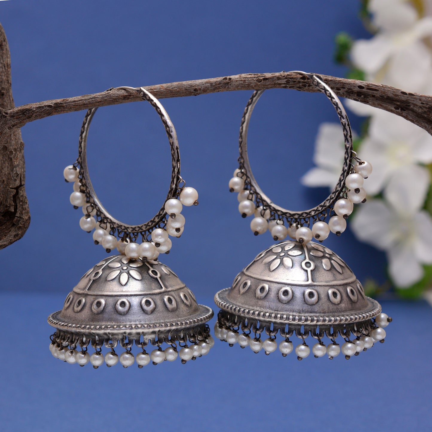 Tanusha Jewels 여성용 산화 후프 Jhumki 귀걸이(실버 &amp; 화이트) 